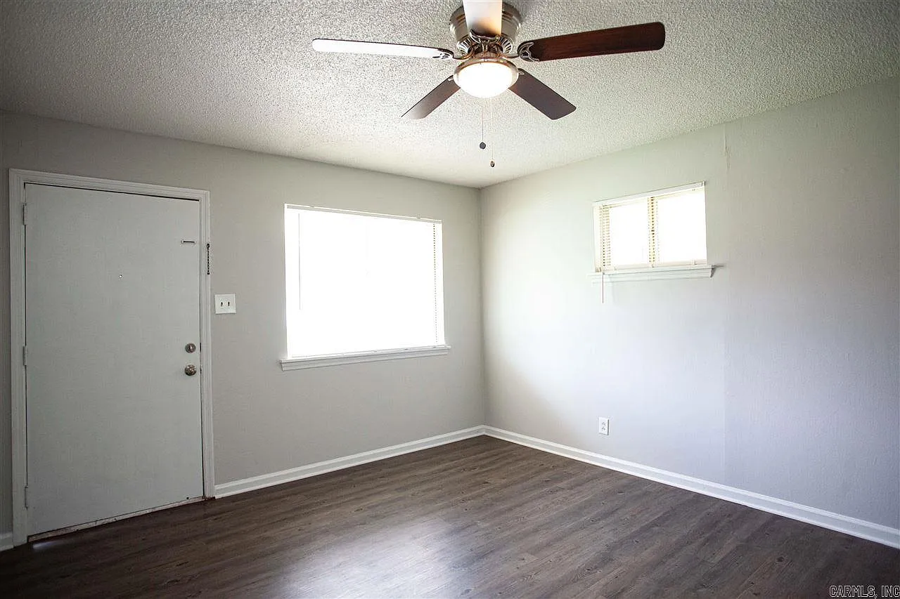 3 bed, 1.0 bath, 912 sqft, $1,195 — Photo 4