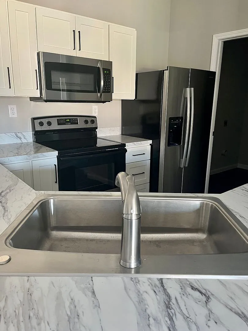 2 bed, 1170 sqft, $1,570 — Photo 3