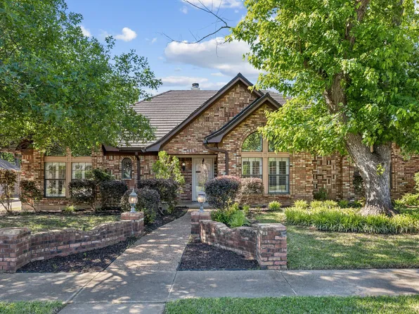 425 Evergreen Dr, Hurst, TX 76054