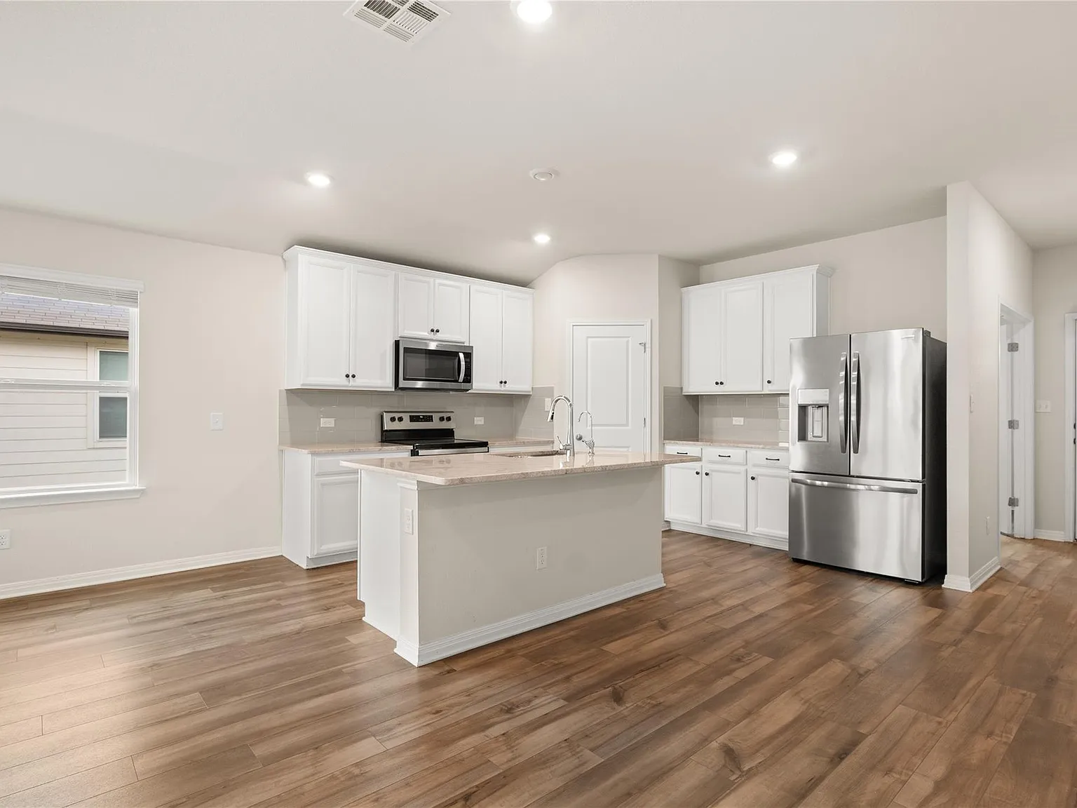 3 bed, 2.0 bath, 1767 sqft, $2,100 — Photo 2