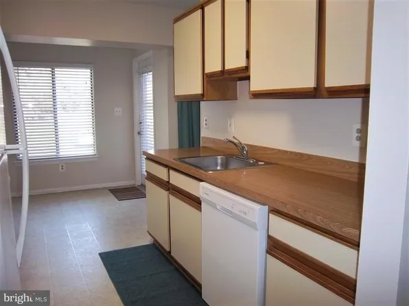 9557 Coggs Bill Dr APT 102, Manassas, VA 20110