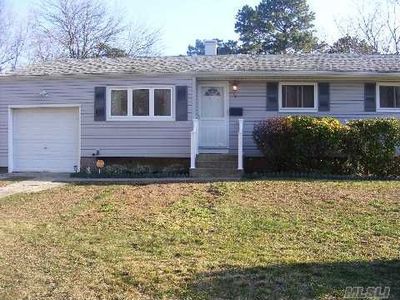 14 Quarles St, Brentwood, NY, 11717