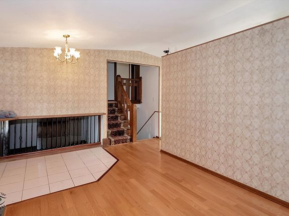 5th image of 833 Notre Dame Dr