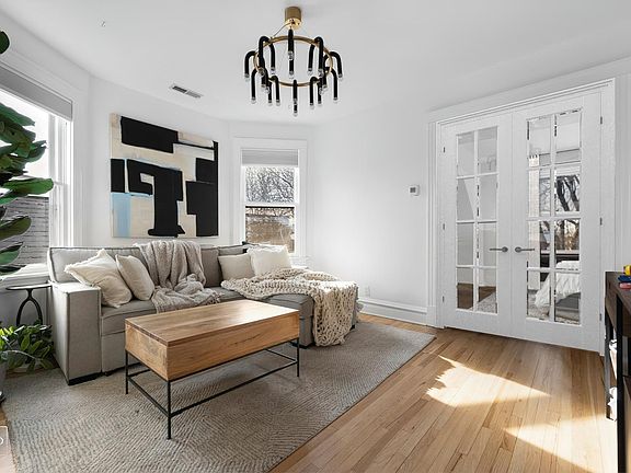 3rd image of 4721 N Artesian Ave APT 3