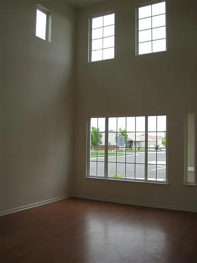 4 bed, 3001 sqft, $2,600 — Photo 2