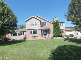 2803 Hendrix Dr, Bloomington, IL 61704