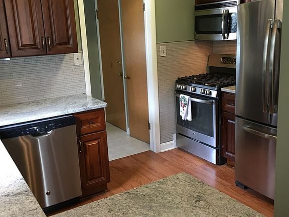 3rd image of 2105 Ludington Ave