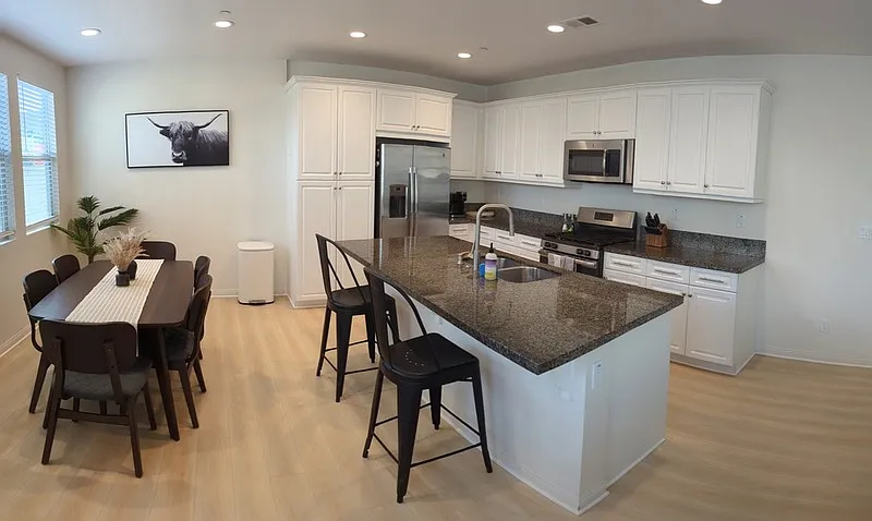 3 bed, 2.5 bath, $6,325 — Photo 2