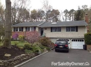 24 Glenwood Dr, Hauppauge, NY 11788