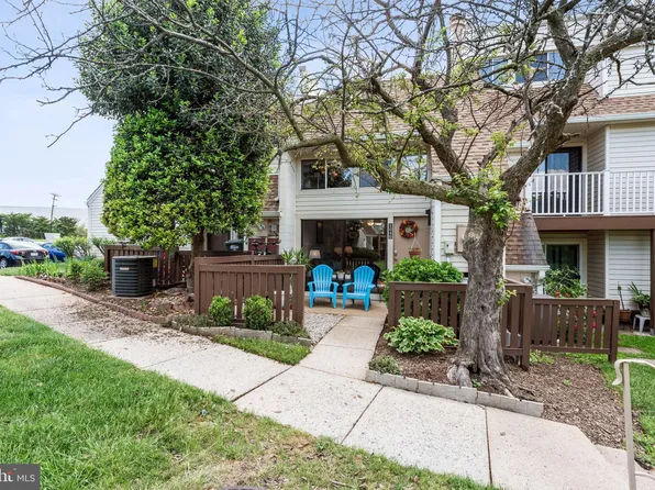 1040 Warwick Ct Unit 4, Sterling, VA 20164