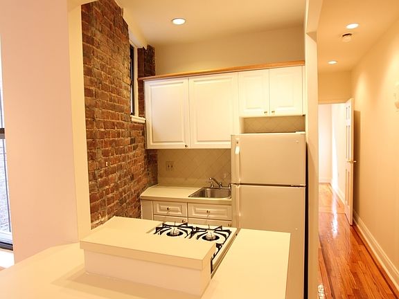 3rd image of 112 E 90th St APT 4B