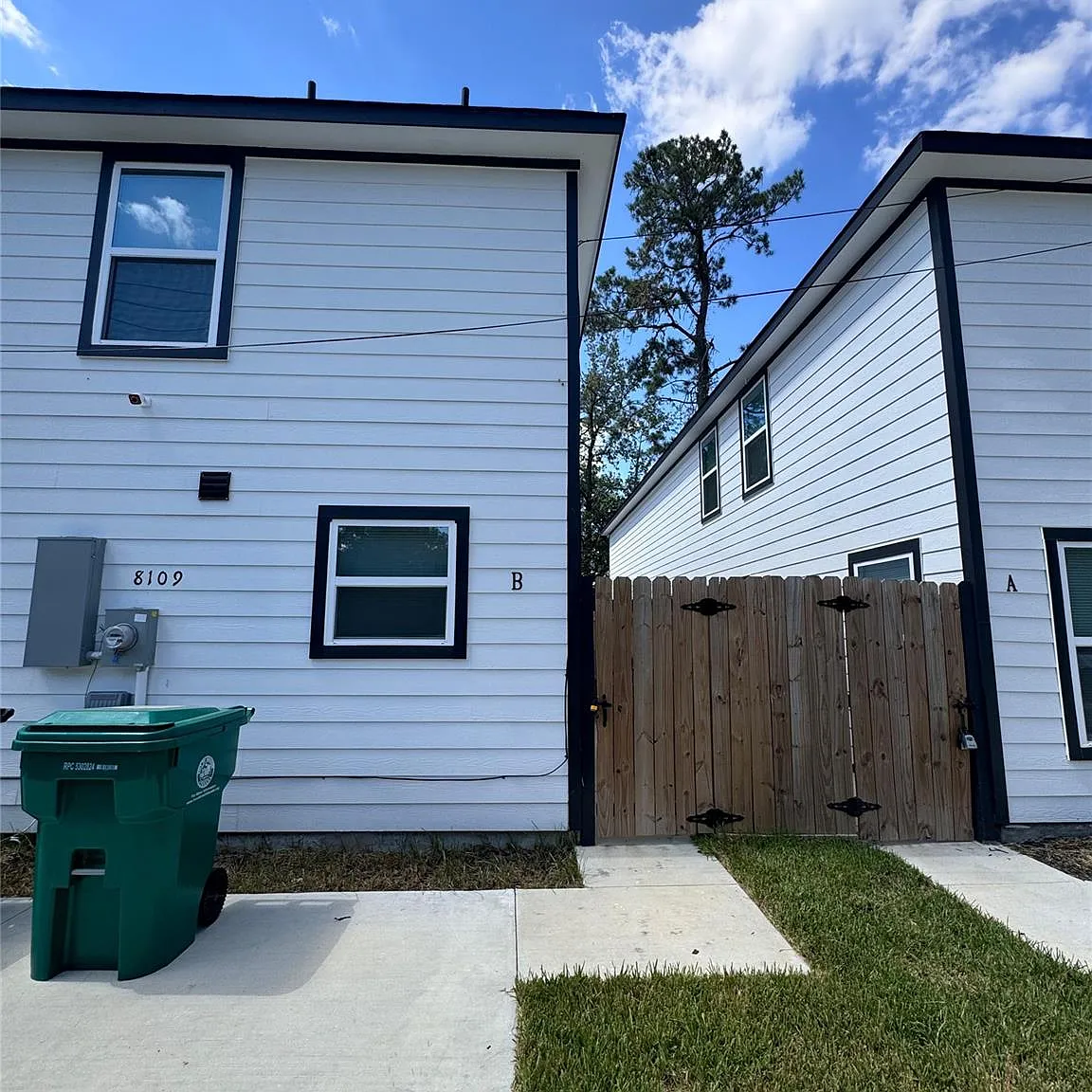 3 bed, 2.0 bath, 3233 sqft, $1,500 — Photo 2