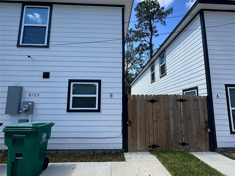 8109 Denton St — Photo 2