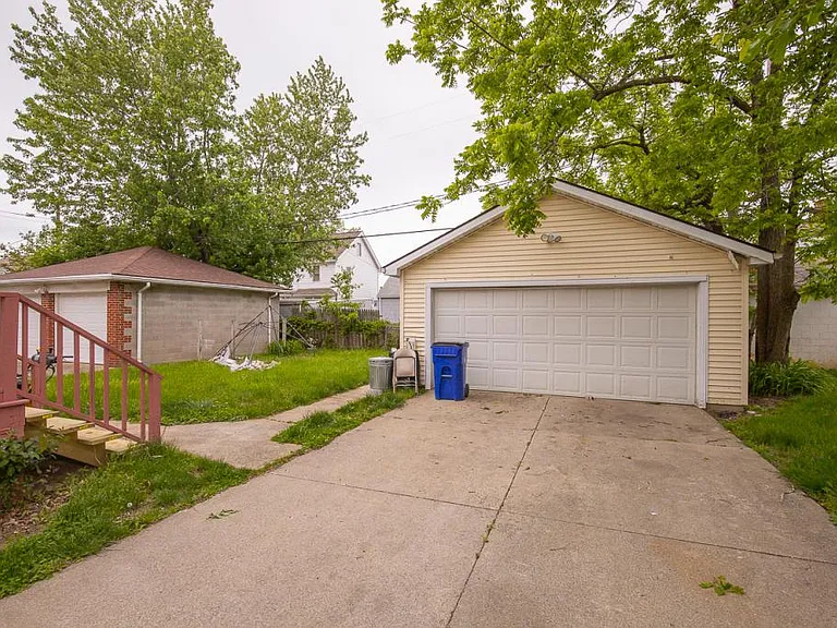 18619 Arrowhead Ave — Photo 2