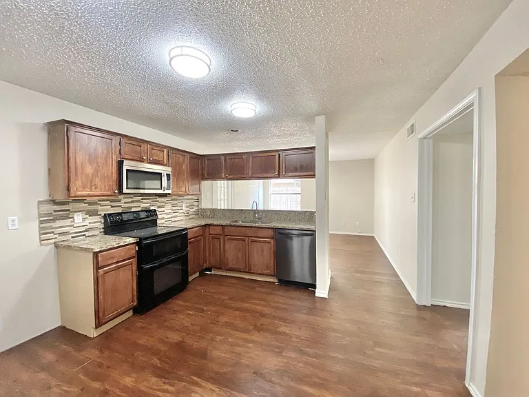 2202 Prairie Creek Trl — Photo 16