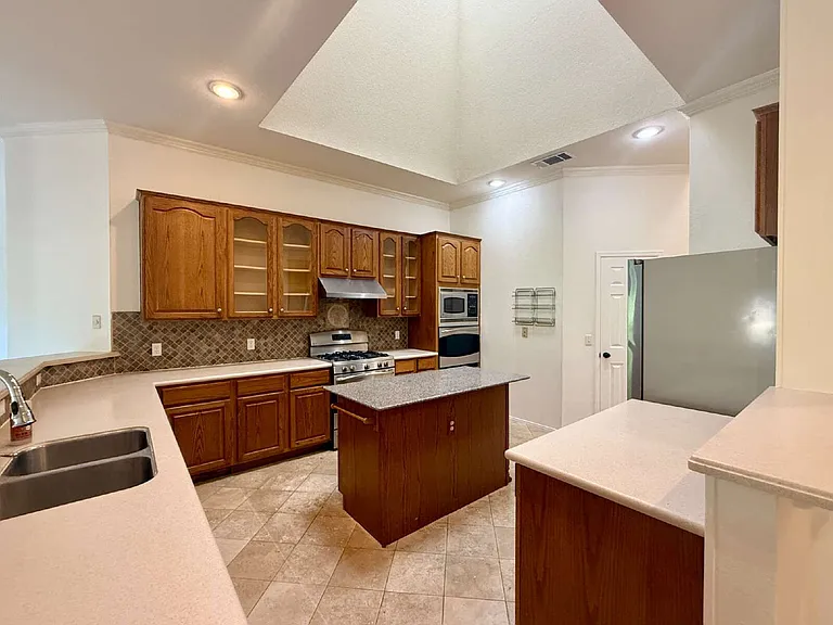 6106 Skahan Ln — Photo 9