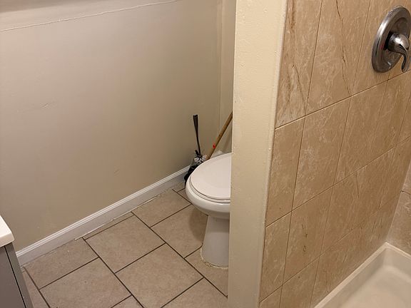 2nd image of 816 Hunterdon St Floor 3