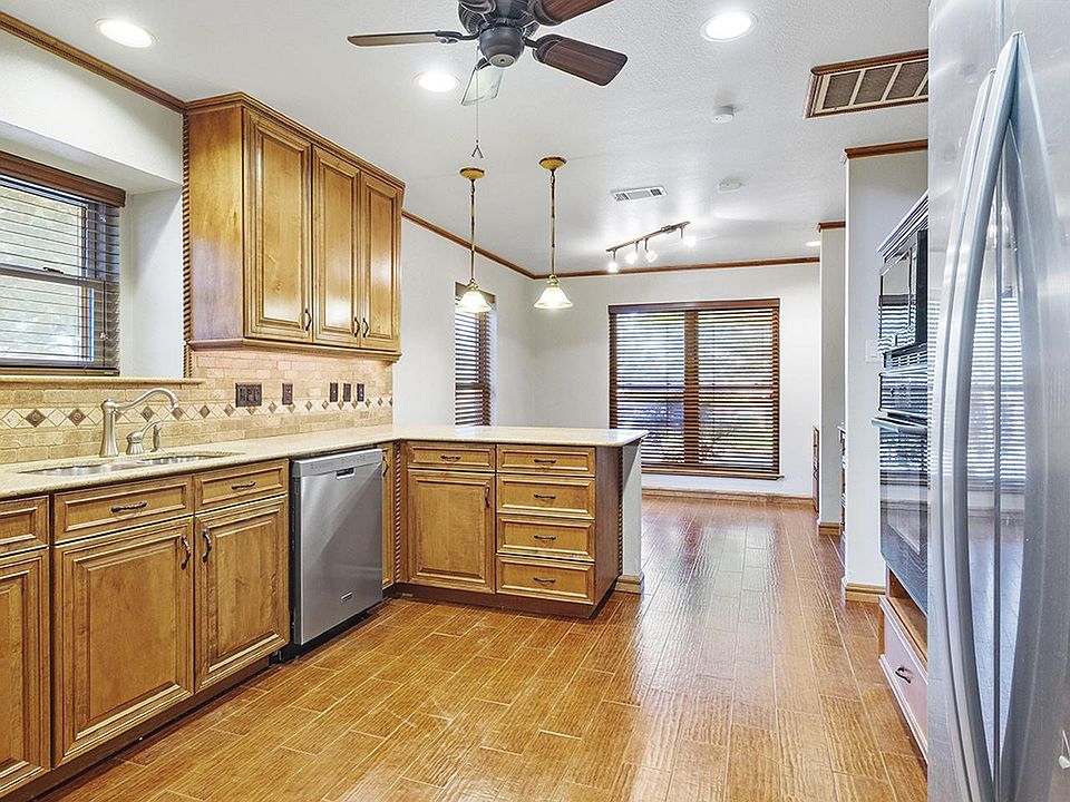 1st image of 2621 Riveroaks Dr
