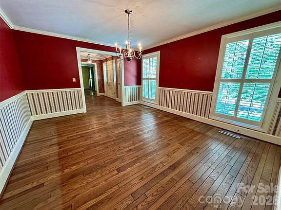 5th image of 500 Woodend Dr SE
