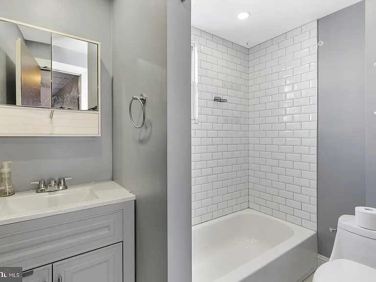 3218 E Thompson St — Photo 15