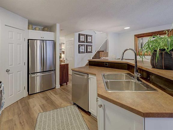 4th image of 90 SE Royal Crest Point NW