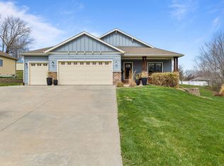 1435 S View Dr, Knoxville, IA