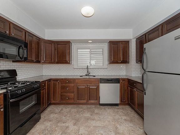 3rd image of 31 Elizabeth St #2