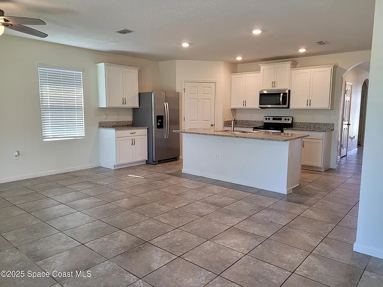 760 Acadia Ct SE — Photo 2