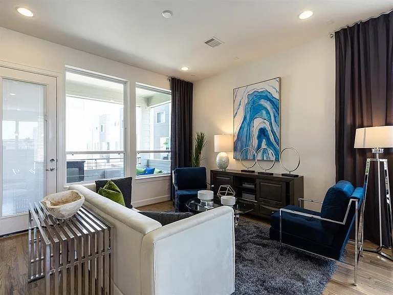 310 Jensen Dr — Photo 10