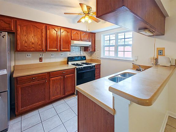 4th image of 3717 Newton Dr