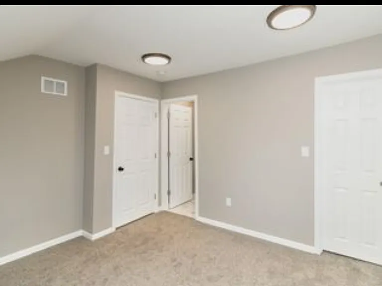 140 N Lindberg St — Photo 14