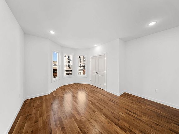 4th image of 319 William St #2-0904