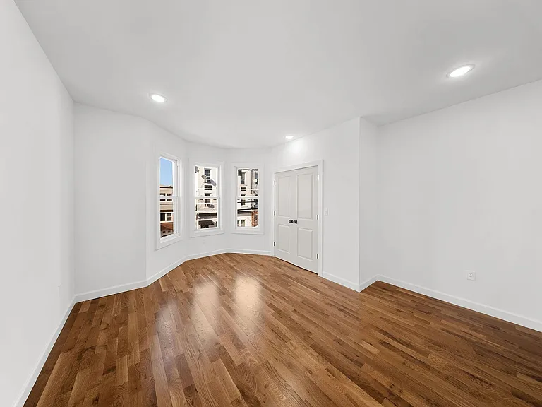 319 William St #2-0904 — Photo 7