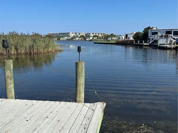 3665 Sandpiper Rd #96, Virginia Beach, VA 23456