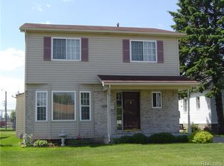 1009 Pine St, Wyandotte, MI 48192
