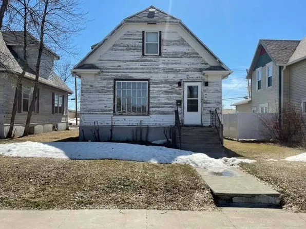 210 7th St NE, Devils Lake, ND 58301