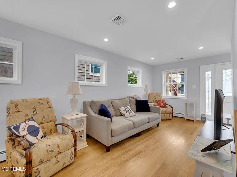 8 Nichols Ave — Photo 9