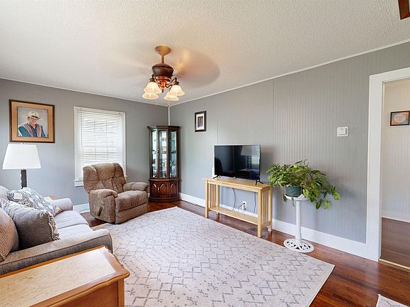 3rd image of 3145 Estes Ln