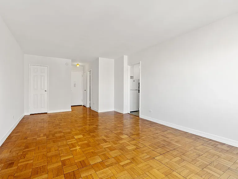200 E 15th St #14J — Photo 3