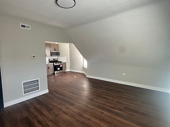4th image of 3040 W Medill Ave #3