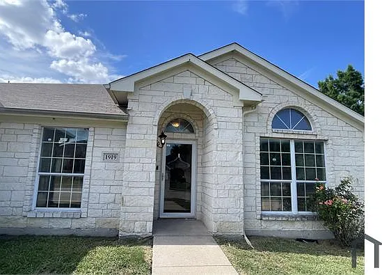 1919 Lennox Ln — Photo 1