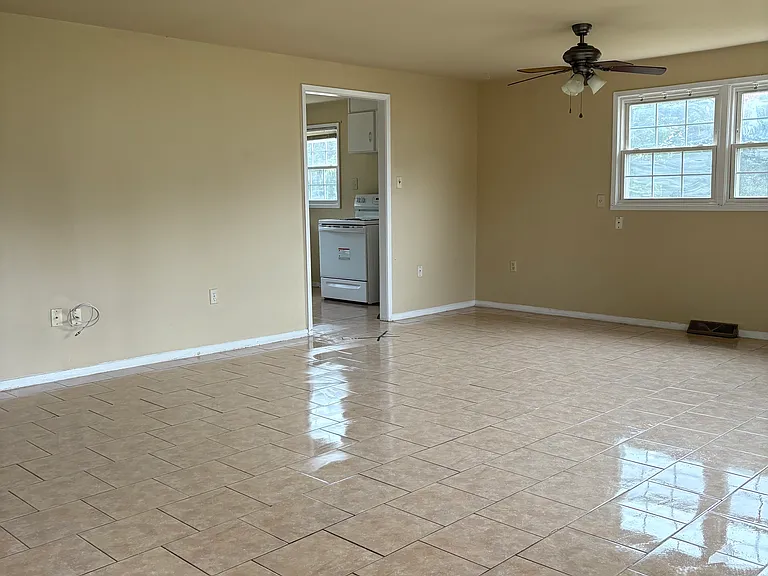 121 Woodgate Cir — Photo 2