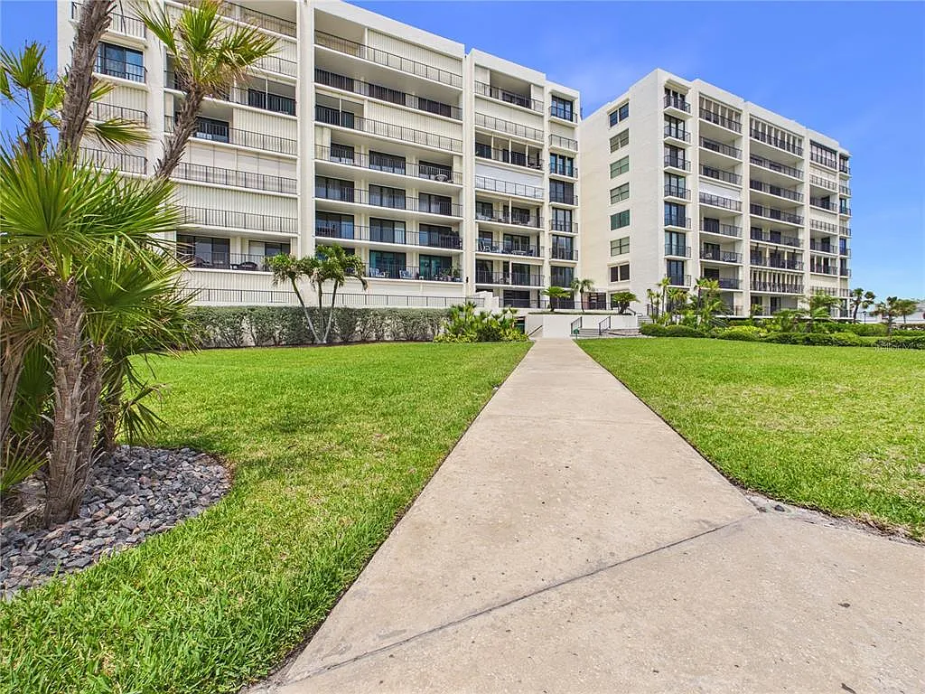 2 bed, 2.0 bath, 1392 sqft, $3,600 — Photo 3