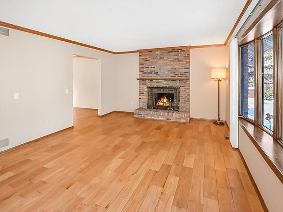 5th image of 1620 Holly Dr E