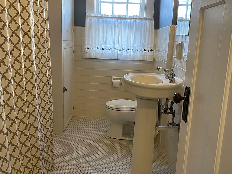 Full bath on 2nd floor