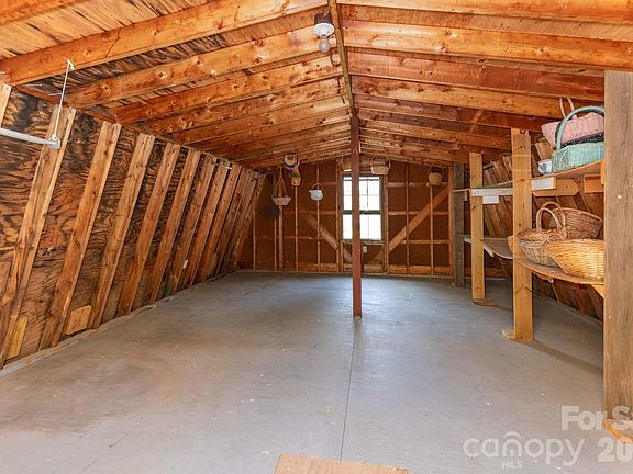 33rd image of 1492 Murray Rd