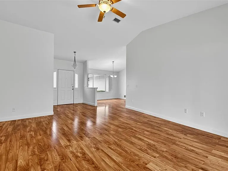 231 Wellington Dr — Photo 4