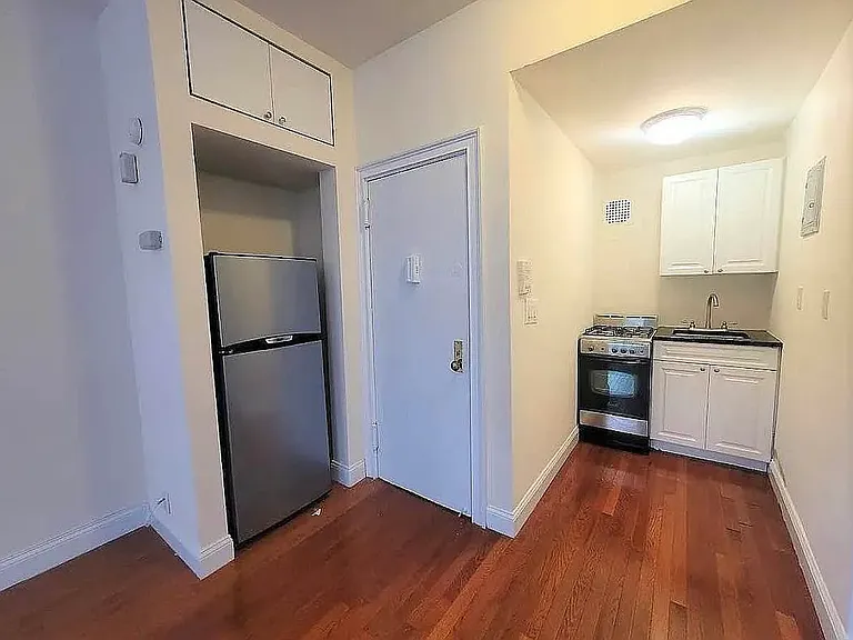 411 W 43rd St #3Y — Photo 4
