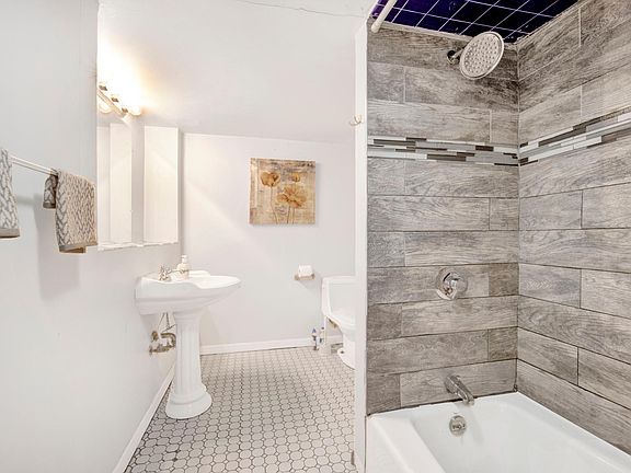 4th image of 1205 W Oakdale Ave #1
