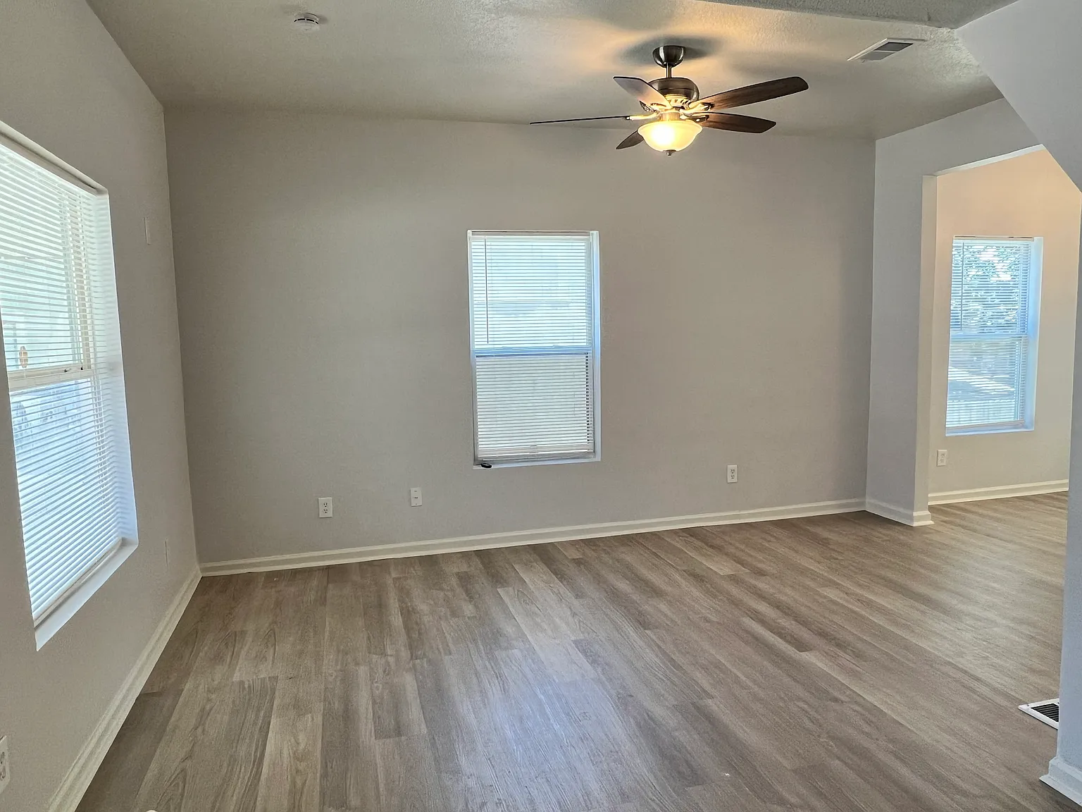 3 bed, 1.5 bath, 1169 sqft, $1,700 — Photo 2